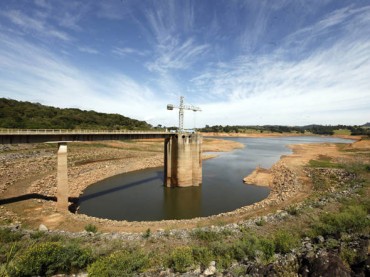 Vista-do-coletor-de-água-no-sistema-de-abastecimento-de-água-da-Cantareira-na-represa-de-Jaguari-em-Joanópolis