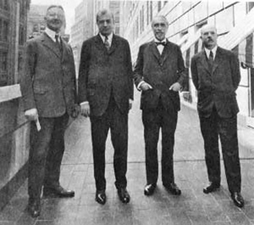 Schacht, Benjamin Strong, a New York Fed akkori elnöke, Montague Norman és Charles Rist, a Francia Nemzeti Bank elnöke a New York Fed előtt 1927-ben